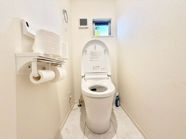 世田谷区喜多見3丁目　中古戸建のトイレ|ウォシュレット付きのトイレはいつも快適！

現地ご見学希望・資料請求などお気軽にお問い合わせ下さい！
03-5990-5201