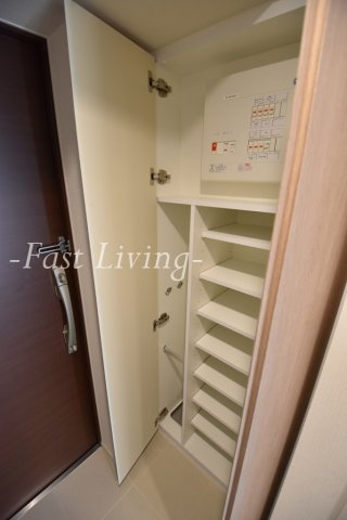 クロスレジデンス飯田橋の玄関