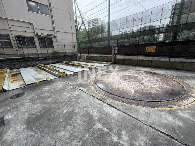横浜市神奈川区東神奈川２丁目の賃貸マンションの駐車場