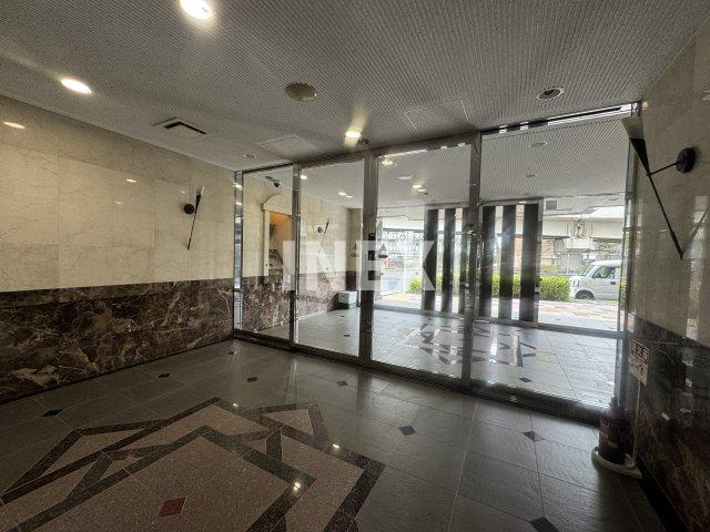 横浜市神奈川区東神奈川２丁目の賃貸マンションのエントランス