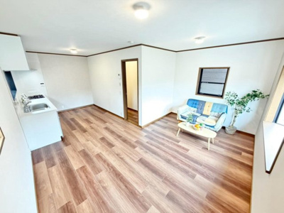 【居間・リビング】 | 深井中町　中古一戸建 | ＪＲ阪和線「津久野」駅まで徒歩約２２分分！毎日の通勤・通学に便利ですね！忙しい朝や遅い帰宅時にも安心ですね♪