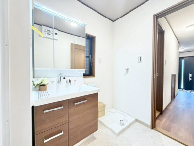 【洗面所】 | 深井中町　中古一戸建 | 身だしなみを整えるのに重宝するシャワー付きの洗面台です♪洗面台に収納もあるため、整頓しやすいですね！ 