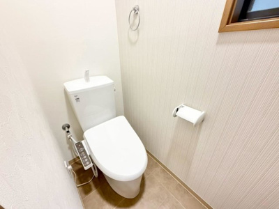 【トイレ】 | 深井中町　中古一戸建 | ２面採光を確保した明るい室内は、風通しも良く、大変居心地の良い空間となっております♪爽やかな風を感じて起きる朝は、快適生活の始まりに！
