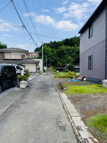 日の出町平井　中古戸建の前面道路含む現地写真|前面道路(画像補正済み)