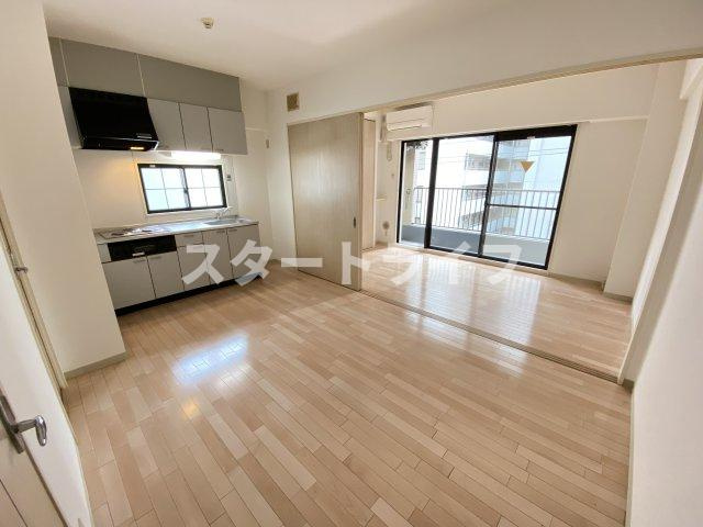 大阪市淀川区西中島３丁目の賃貸マンションの居間・リビング