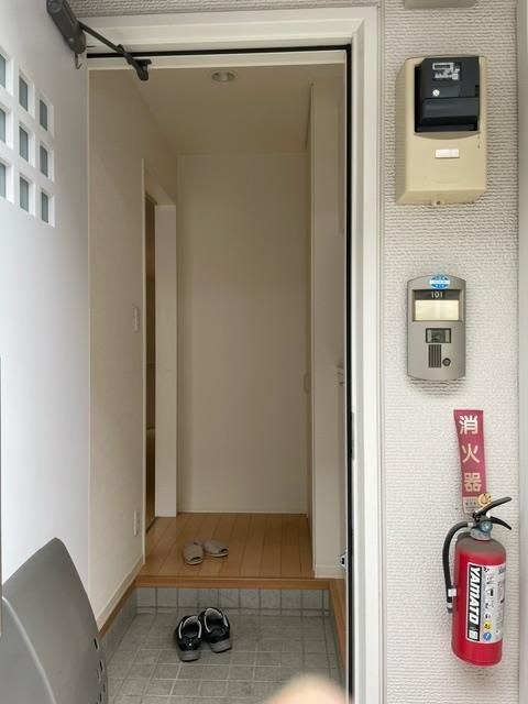 クレセオ西長瀬の玄関