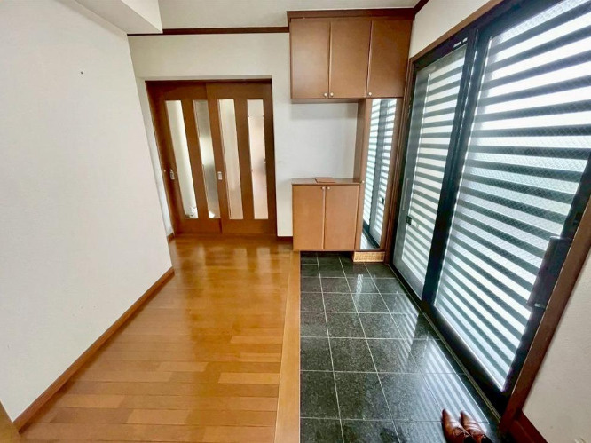 「ハウスメーカー施工の二世帯住宅」高知市北新田町　中古一戸建ての玄関|玄関もゆとりがある広さで、差し込む光がお出かけ前の気分を上げてくれます♪
