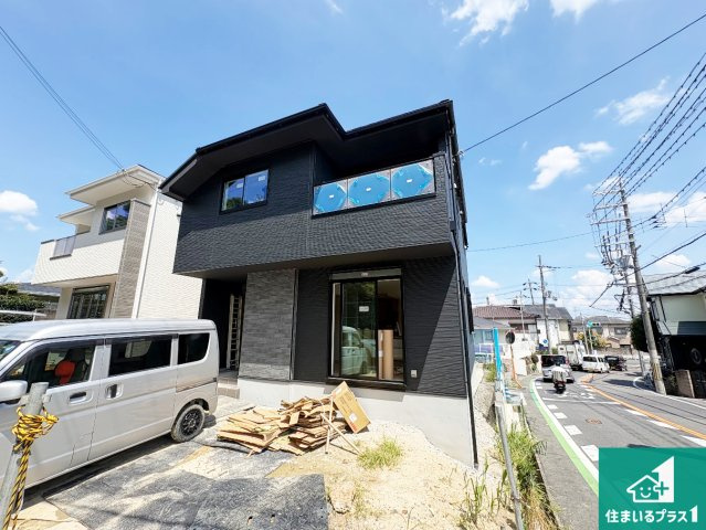 ■枚方市香里ケ丘８丁目　第８期　新築一戸建ての外観|周辺は落ち着いた街並みの住宅地！子育てがしやすい住環境です！まだ未完成ですが、現地でしかわからない事もございます。是非一度ご覧ください。