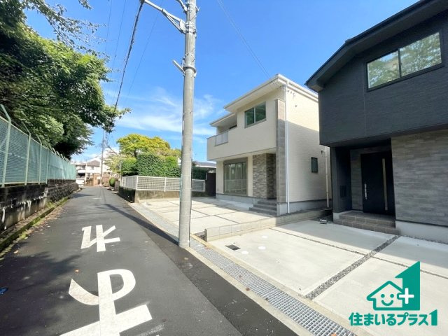 ■枚方市香里ケ丘8丁目　第8期　新築一戸建ての前面道路含む現地写真|周辺は閑静な住宅街！前面道路広々で車の出し入れも便利です。駐車が苦手な方でも安心して車庫入れできます！