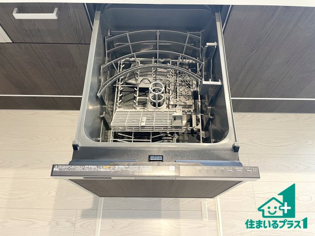 ■枚方市香里ケ丘8丁目　第8期　新築一戸建ての設備|食事後の一仕事、食器洗いをボタン一つでお任せできちゃいます！場所を取らないビルトイン式なので、お料理スペースもしっかり確保！