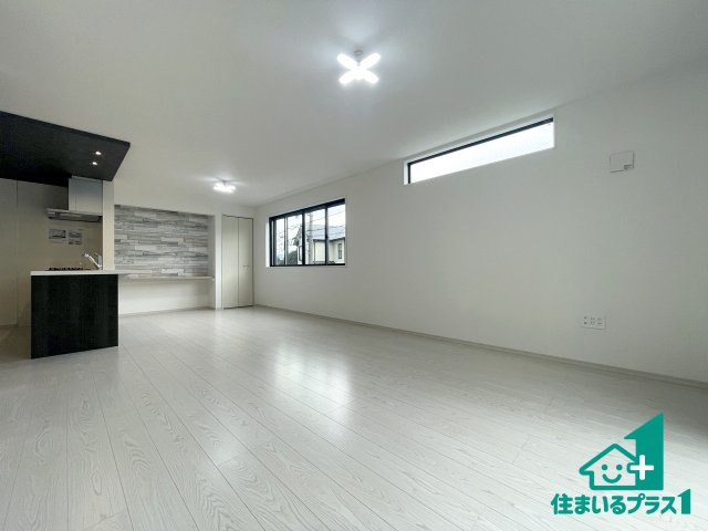 ■枚方市香里ケ丘8丁目　第8期　新築一戸建ての居間・リビング|シンプルなリビングは、観葉植物等のインテリアを楽しめますね！パパ好みにも、ママ好みにも家具次第で雰囲気を変えることができます！