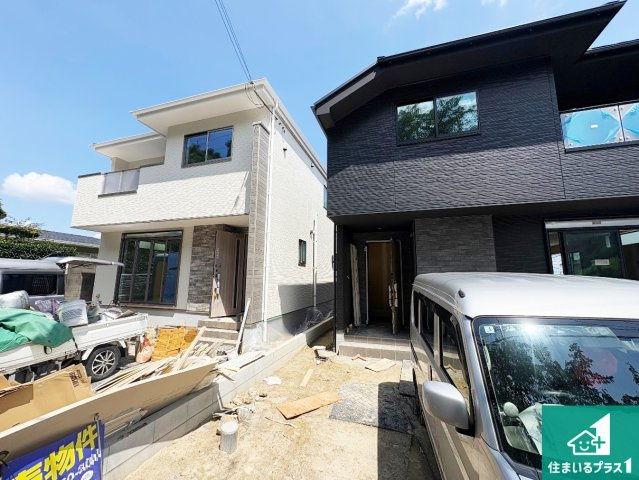 ■枚方市香里ケ丘８丁目　第８期　新築一戸建ての外観|周辺は落ち着いた街並みの住宅地！子育てがしやすい住環境です！まだ未完成ですが、現地でしかわからない事もございます。是非一度ご覧ください。