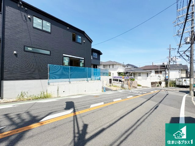 ■枚方市香里ケ丘８丁目　第８期　新築一戸建ての前面道路含む現地写真|周辺は落ち着いた街並みの住宅地！子育てがしやすい住環境です！まだ未完成ですが、現地でしかわからない事もございます。是非一度ご覧ください。