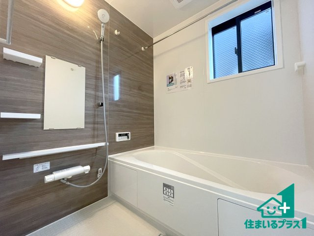 ■枚方市香里ケ丘8丁目　第8期　新築一戸建ての浴室|ゆったりと足を伸ばせる浴室は一日の疲れを癒してくれる大切な空間です。浴室乾燥機も設置しているので、雨の日の洗濯物も安心です♪
