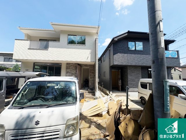 ■枚方市香里ケ丘８丁目　第８期　新築一戸建ての外観|周辺は落ち着いた街並みの住宅地！子育てがしやすい住環境です！まだ未完成ですが、現地でしかわからない事もございます。是非一度ご覧ください。