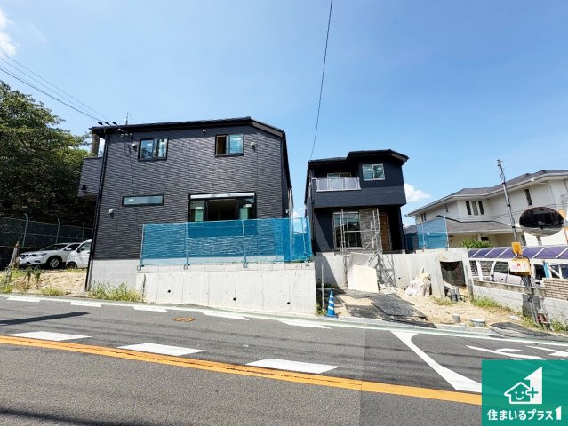 枚方市香里ケ丘8丁目　第8期　新築一戸建ての外観|周辺は落ち着いた街並みの住宅地！子育てがしやすい住環境です！まだ未完成ですが、現地でしかわからない事もございます。是非一度ご覧ください。