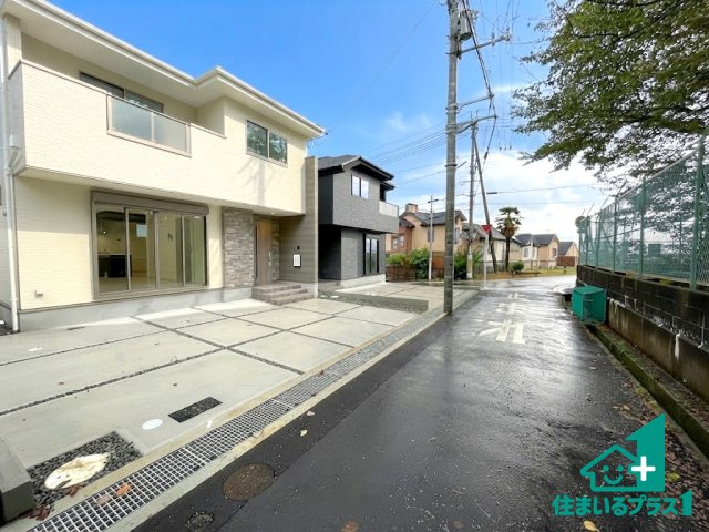 ■枚方市香里ケ丘8丁目　第8期　新築一戸建ての前面道路含む現地写真|周辺は閑静な住宅街！前面道路広々で車の出し入れも便利です。駐車が苦手な方でも安心して車庫入れできます！