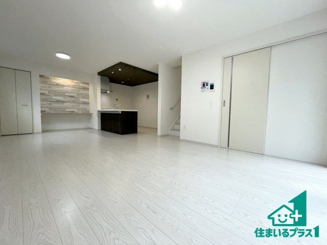 ■枚方市香里ケ丘8丁目　第8期　新築一戸建ての居間・リビング|日当たり良好の明るいリビングで朝の目覚めもスッキリできそう！対面キッチンでご家族のコミュニケーションも自然と増える設計！小さなお子様が遊ぶスペースを作っても広々とくつろげるLDK！