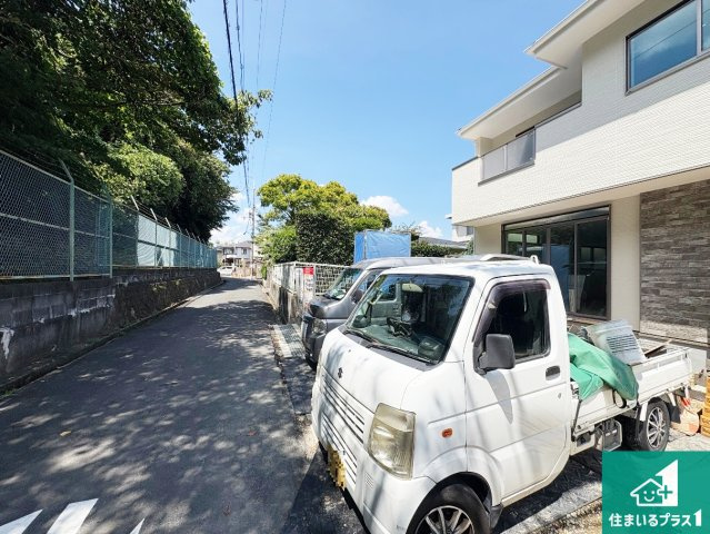 枚方市香里ケ丘8丁目　第8期　新築一戸建ての前面道路含む現地写真|周辺は落ち着いた街並みの住宅地！子育てがしやすい住環境です！まだ未完成ですが、現地でしかわからない事もございます。是非一度ご覧ください。
