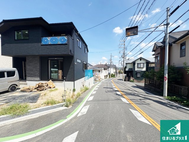 枚方市香里ケ丘8丁目　第8期　新築一戸建ての前面道路含む現地写真|周辺は落ち着いた街並みの住宅地！子育てがしやすい住環境です！まだ未完成ですが、現地でしかわからない事もございます。是非一度ご覧ください。