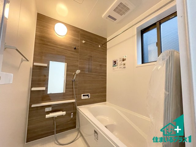 ■枚方市香里ケ丘8丁目　第8期　新築一戸建ての浴室|ゆったりと足を伸ばせる浴室は一日の疲れを癒してくれる大切な空間です。浴室乾燥機も設置しているので、雨の日の洗濯物も安心です♪