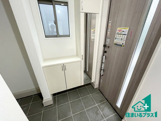 ■枚方市香里ケ丘8丁目　第8期　新築一戸建ての玄関|シューズボックスにはたくさんの靴が収納できるので玄関周りはいつもスッキリ！ご家族が増えても安心！