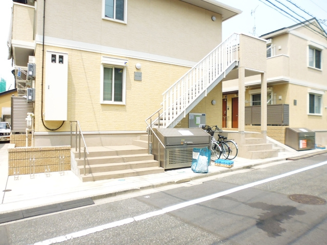 ミズカラフィットのエントランス|道路側に駐輪場があります