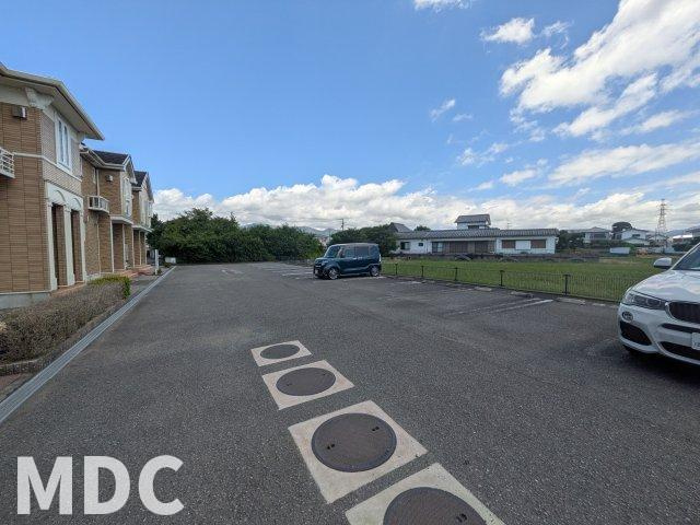 板野郡上板町佐藤塚字中のアパートの駐車場