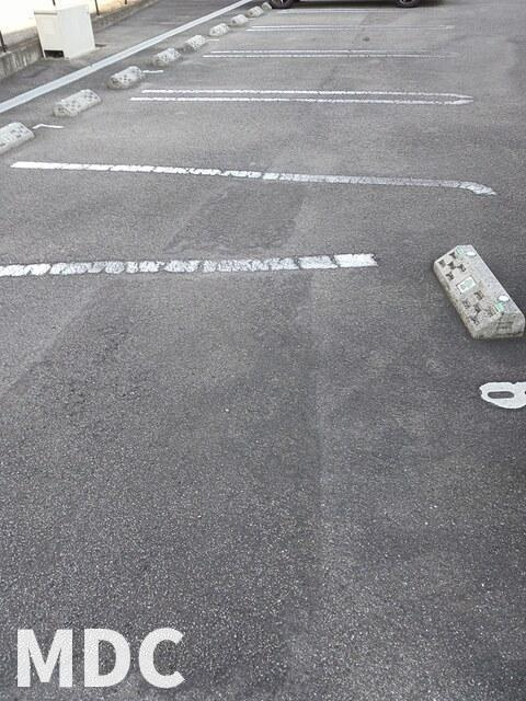 板野郡上板町佐藤塚字中のアパートの駐車場