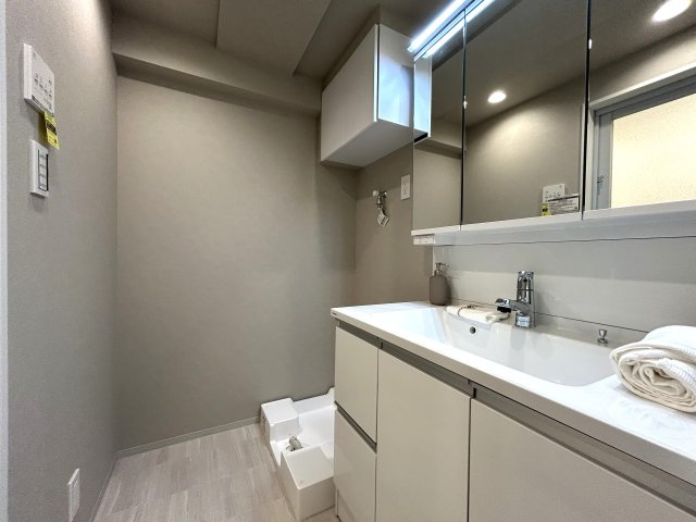 無敵の最上階よ？東・南・西の角部屋よ？でもって３駅利用可よ？相鉄線の中でもベスト３に入る人気の高さで誇るＴＨＥ天王町！松原商店街も日常使いしちゃいましょ【ライオンズマンション天王町第参】リノベーションの独立洗面台|独立洗面化粧台付き