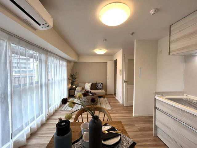 無敵の最上階よ？東・南・西の角部屋よ？でもって３駅利用可よ？相鉄線の中でもベスト３に入る人気の高さで誇るＴＨＥ天王町！松原商店街も日常使いしちゃいましょ【ライオンズマンション天王町第参】リノベーションの居間・リビング|ゆったり過ごせる居間です