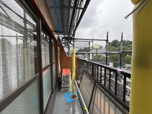 無敵の最上階よ？東・南・西の角部屋よ？でもって３駅利用可よ？相鉄線の中でもベスト３に入る人気の高さで誇るＴＨＥ天王町！松原商店街も日常使いしちゃいましょ【ライオンズマンション天王町第参】リノベーションのバルコニー|外からの目が気にならないバルコニーで洗濯物が干せます