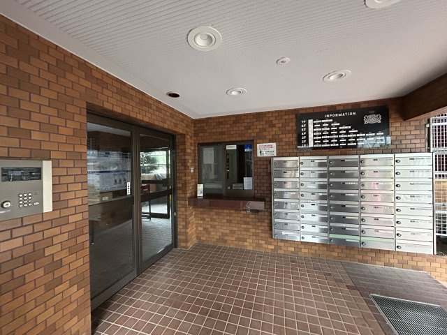 無敵の最上階よ？東・南・西の角部屋よ？でもって３駅利用可よ？相鉄線の中でもベスト３に入る人気の高さで誇るＴＨＥ天王町！松原商店街も日常使いしちゃいましょ【ライオンズマンション天王町第参】リノベーションのエントランス|建物の内部です