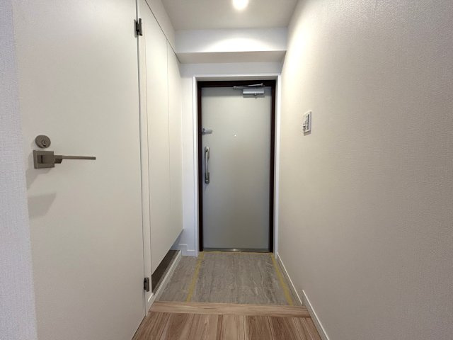無敵の最上階よ？東・南・西の角部屋よ？でもって３駅利用可よ？相鉄線の中でもベスト３に入る人気の高さで誇るＴＨＥ天王町！松原商店街も日常使いしちゃいましょ【ライオンズマンション天王町第参】リノベーションの玄関|毎日通る玄関はこちらです