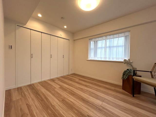 無敵の最上階よ？東・南・西の角部屋よ？でもって３駅利用可よ？相鉄線の中でもベスト３に入る人気の高さで誇るＴＨＥ天王町！松原商店街も日常使いしちゃいましょ【ライオンズマンション天王町第参】リノベーションの洋室|ゆったりした洋室です
