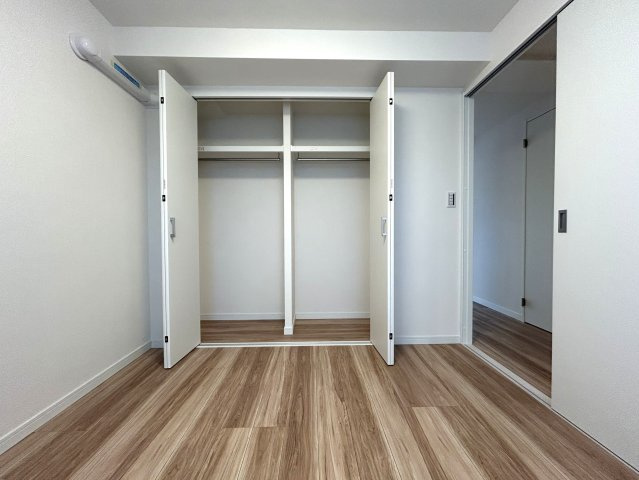 無敵の最上階よ？東・南・西の角部屋よ？でもって３駅利用可よ？相鉄線の中でもベスト３に入る人気の高さで誇るＴＨＥ天王町！松原商店街も日常使いしちゃいましょ【ライオンズマンション天王町第参】リノベーションの洋室|広々とした洋室です