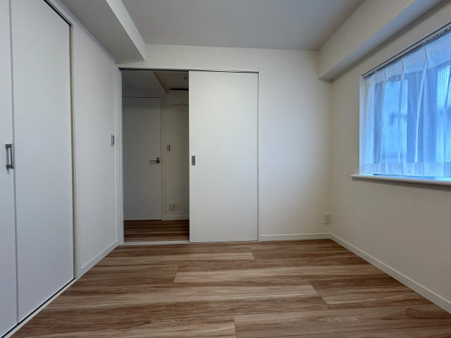 最上階・角部屋・3駅利用可◎しかも平坦◎駅が近いということは、スーパーも近い◎なんなら事務所利用もできて可能性広がるリノベマンション☆【リノベ／ライオンズマンション天王町第参】の洋室|落ち着いた色調の洋室です