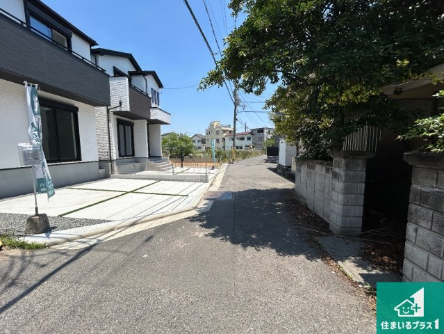 岸和田市八幡町　新築一戸建ての前面道路含む現地写真|周辺は閑静な住宅街！前面道路広々で車の出し入れも便利です。駐車が苦手な方でも安心して車庫入れできます！