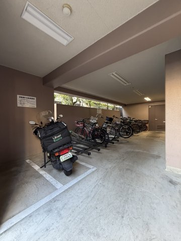 日神デュオステージ高円寺の駐輪場