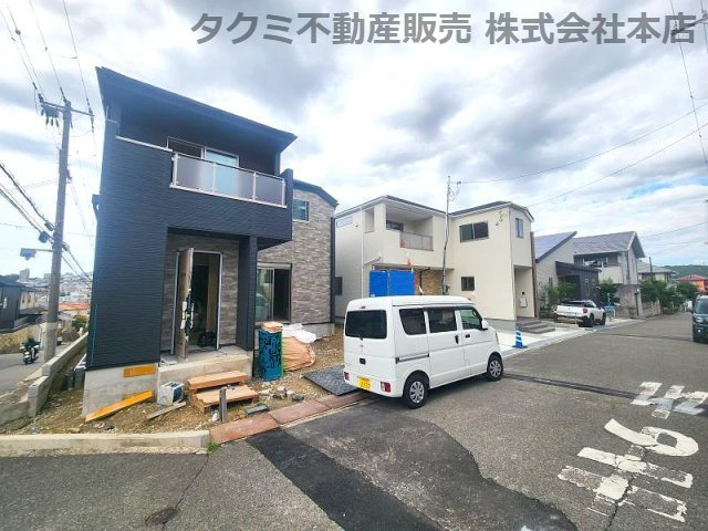 神戸市垂水区美山台１号棟　新築戸建て　の前面道路含む現地写真|手前２号棟は角地で４，２９９万円