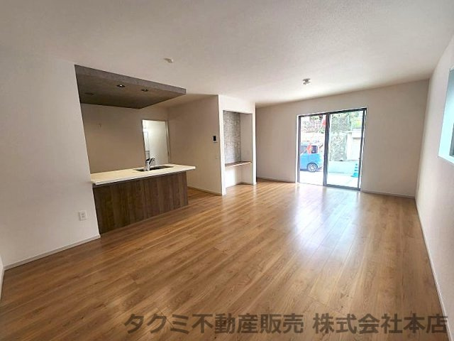 神戸市垂水区美山台１号棟　新築戸建て　の居間・リビング|１９帖の広々リビング