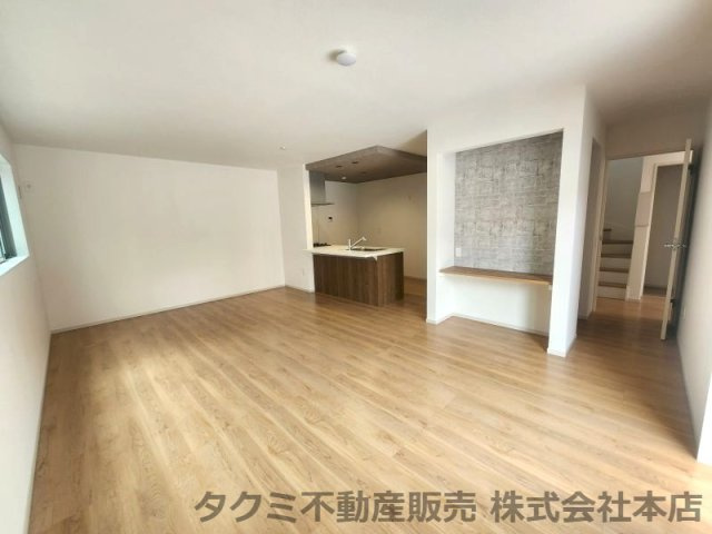 神戸市垂水区美山台１号棟　新築戸建て　の居間・リビング|デスクカウンターの後ろ側はファミリークロークになっているので、食品や日用品、お掃除道具などなど色々しまえてとっても便利な収納空間です♪