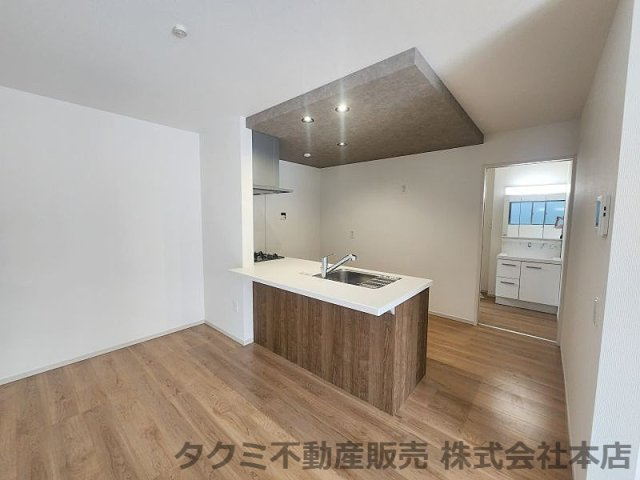 神戸市垂水区美山台１号棟　新築戸建て　の居間・リビング|キッチン回りに水回り設備を集め、家事動線がスムーズ♪