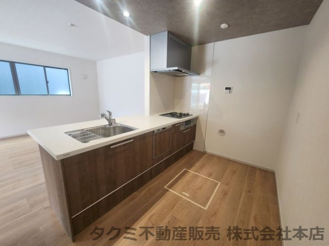 神戸市垂水区美山台１号棟　新築戸建て　のキッチン|空間を広くとっているので、冷蔵庫や食器棚を置いてもゆとりの広さがあります♪