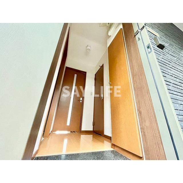 アンプルールフェール六反の玄関