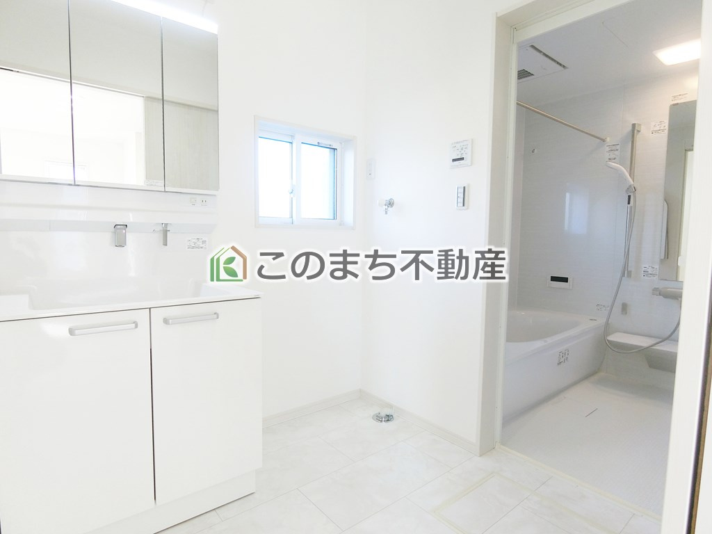 ワイウッドコート宇都宮市江曽島町第1期の洗面所|同社施工物件の写真です。※建具やフローリング、その他仕様が違う場合がございます。シャンプードレッサーで朝の身支度♪伸びるホースでお掃除も簡単清潔です！