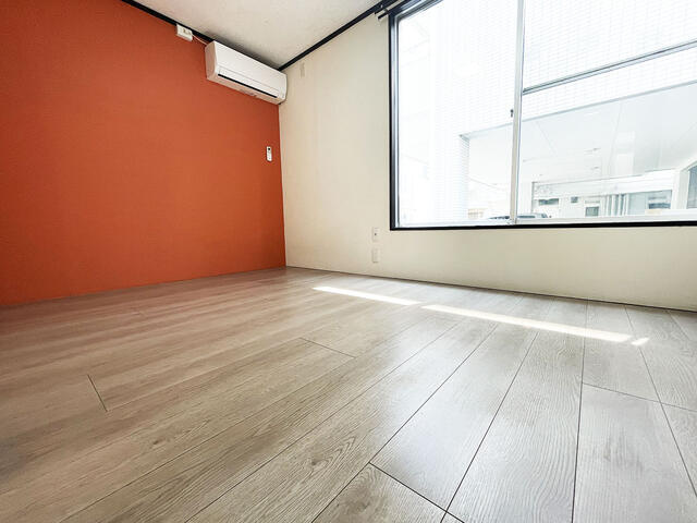 窓が有って明るいお部屋