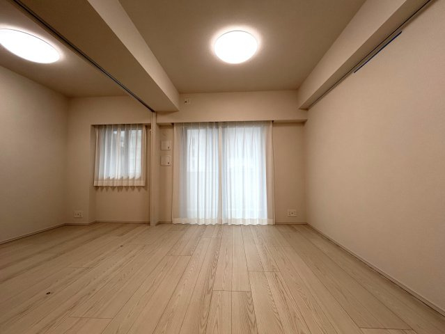 令和３年の築浅マンション！令和３年だなんて、ほんのちょっと前ですよ！！シンプルな間取りですが、W.I.C×２個の大収納力が自慢！！外観がキレイなのもポイントです【アーデルディア西横浜】リフォームの居間・リビング|こちらの居間で趣味の時間をお楽しみください