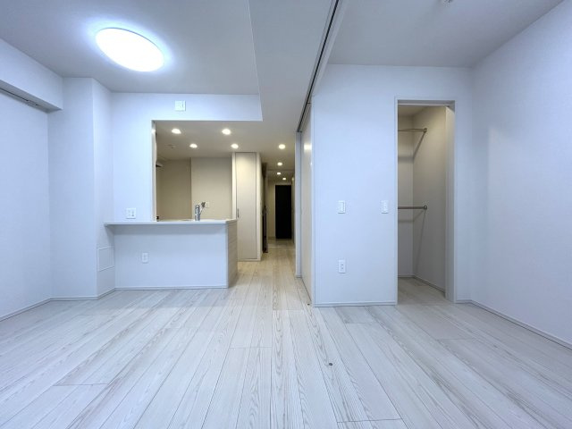 令和３年の築浅マンション！令和３年だなんて、ほんのちょっと前ですよ！！シンプルな間取りですが、W.I.C×２個の大収納力が自慢！！外観がキレイなのもポイントです【アーデルディア西横浜】リフォームの居間・リビング|こちらの居間で趣味の時間をお楽しみください