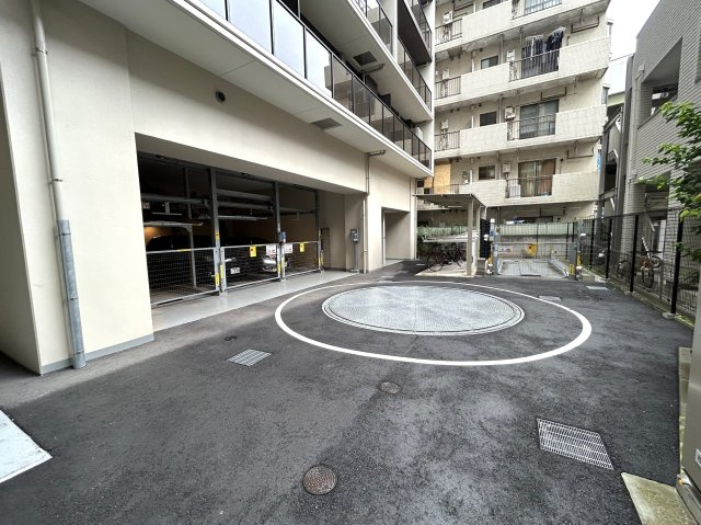 令和３年の築浅マンション！令和３年だなんて、ほんのちょっと前ですよ！！シンプルな間取りですが、W.I.C×２個の大収納力が自慢！！外観がキレイなのもポイントです【アーデルディア西横浜】リフォームの駐車場|駐車場があるので、車を買う予定の方も安心です